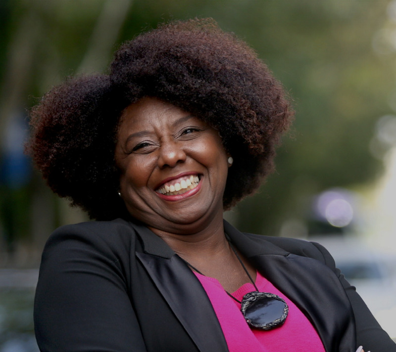 mulher negra com roupas preta e rosa