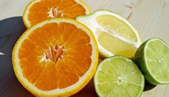 Laranjas e limões cortados ao meio