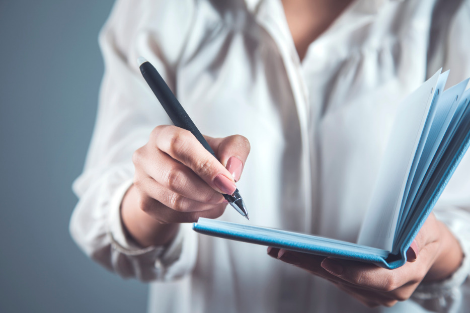 mulher com caneta e caderno na mão habilidades mais valorizadas