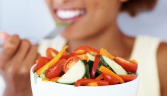 mulher comendo salada