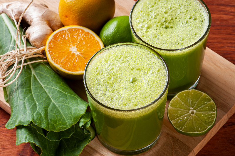 suco detox verde em copos com frutas e verduras